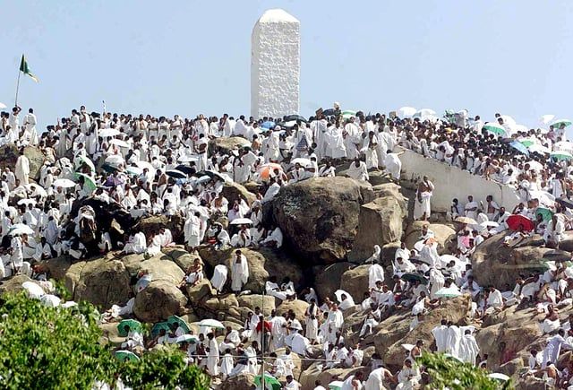 أكثر من مليوني حاج يقفون على صعيد عرفات (صور)