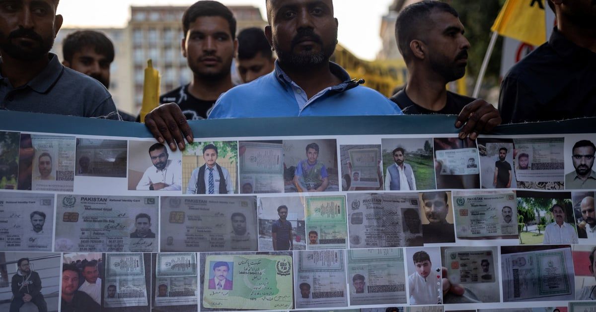 قتل فيها 700 شخص.. مسيرة في اليونان بعد عام على "كارثة" غرق قارب مهاجرين (صور)