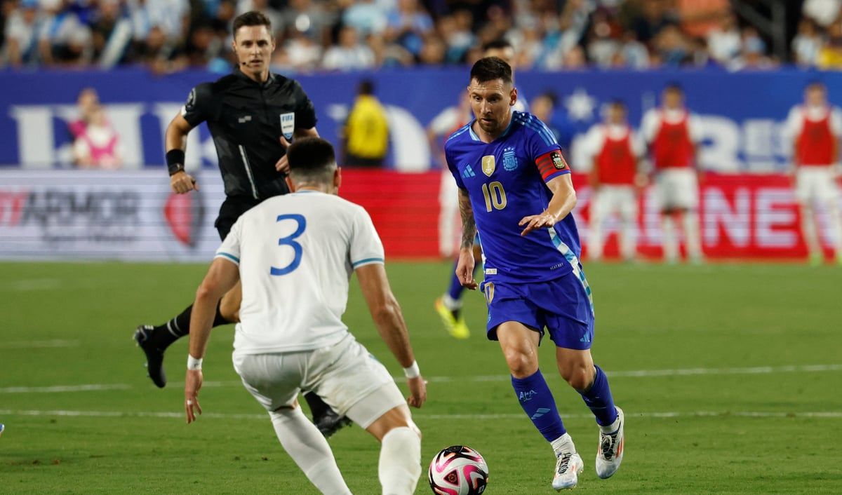 "ليونيل الجديد".. ميسي يبدي انبهاره بجوهرة الأرجنتين