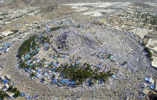 أكثر من مليوني حاج يقفون على صعيد عرفات (صور)