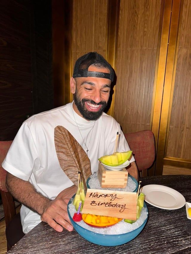 بدون حلوى.. احتفال غريب بعيد ميلاد محمد صلاح (صورة)