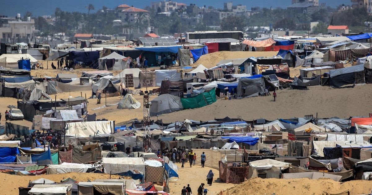 "جحيم الخيام" يزيد معاناة الفلسطينيين في غزة مع ارتفاع الحرارة