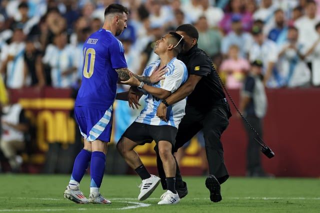 الأمن ينقذ ميسي من مشجع اقتحم الملعب خلال ودية الأرجنتين وغواتيمالا (صور)