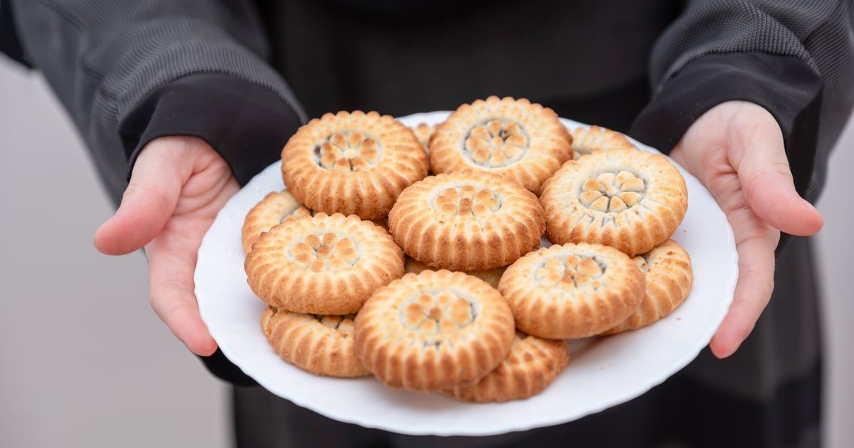 في مشهد لافت.. قبطيّ يوزع الحلوى على المصلين عقب صلاة العيد (صور)