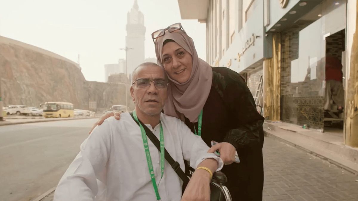 قدماه مبتورتان.. لاعب كرة قدم من غزة يفوز بالحج و"الحب" (فيديو)