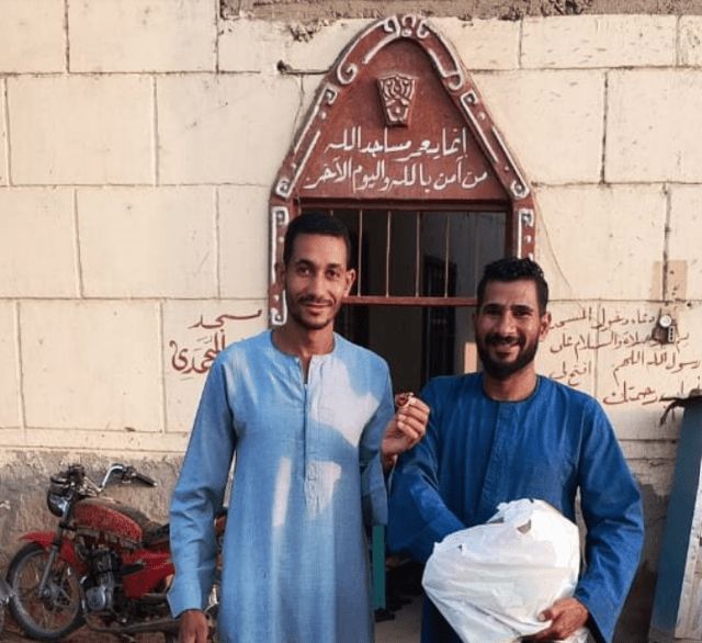 في مشهد لافت.. قبطيّ يوزع الحلوى على المصلين عقب صلاة العيد (صور)