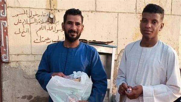 في مشهد لافت.. قبطيّ يوزع الحلوى على المصلين عقب صلاة العيد (صور)