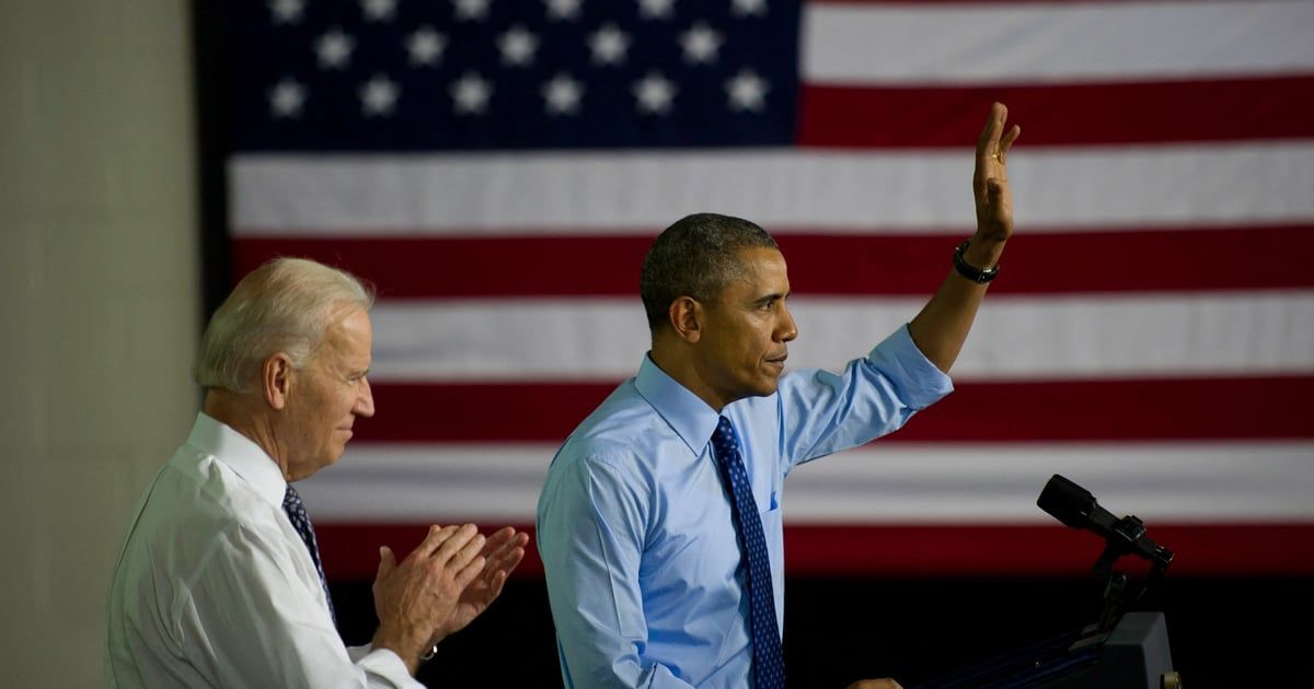 أنقذه أوباما.. مقطع يوثق "تجمّد" بايدن مجددًا (فيديو)