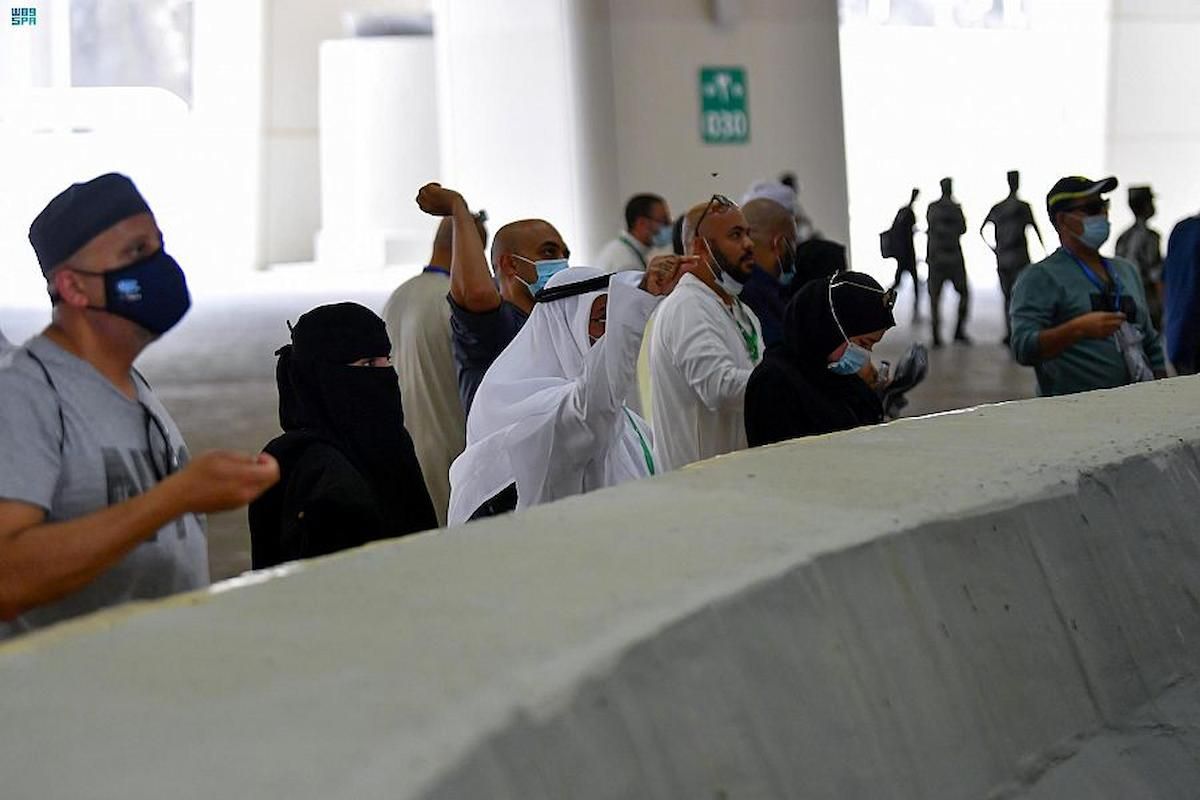 الحجاج يواصلون رمي الجمرات وسط ارتفاع درجات الحرارة ومئات الإصابات بضربة شمس - موقع الخليج الان