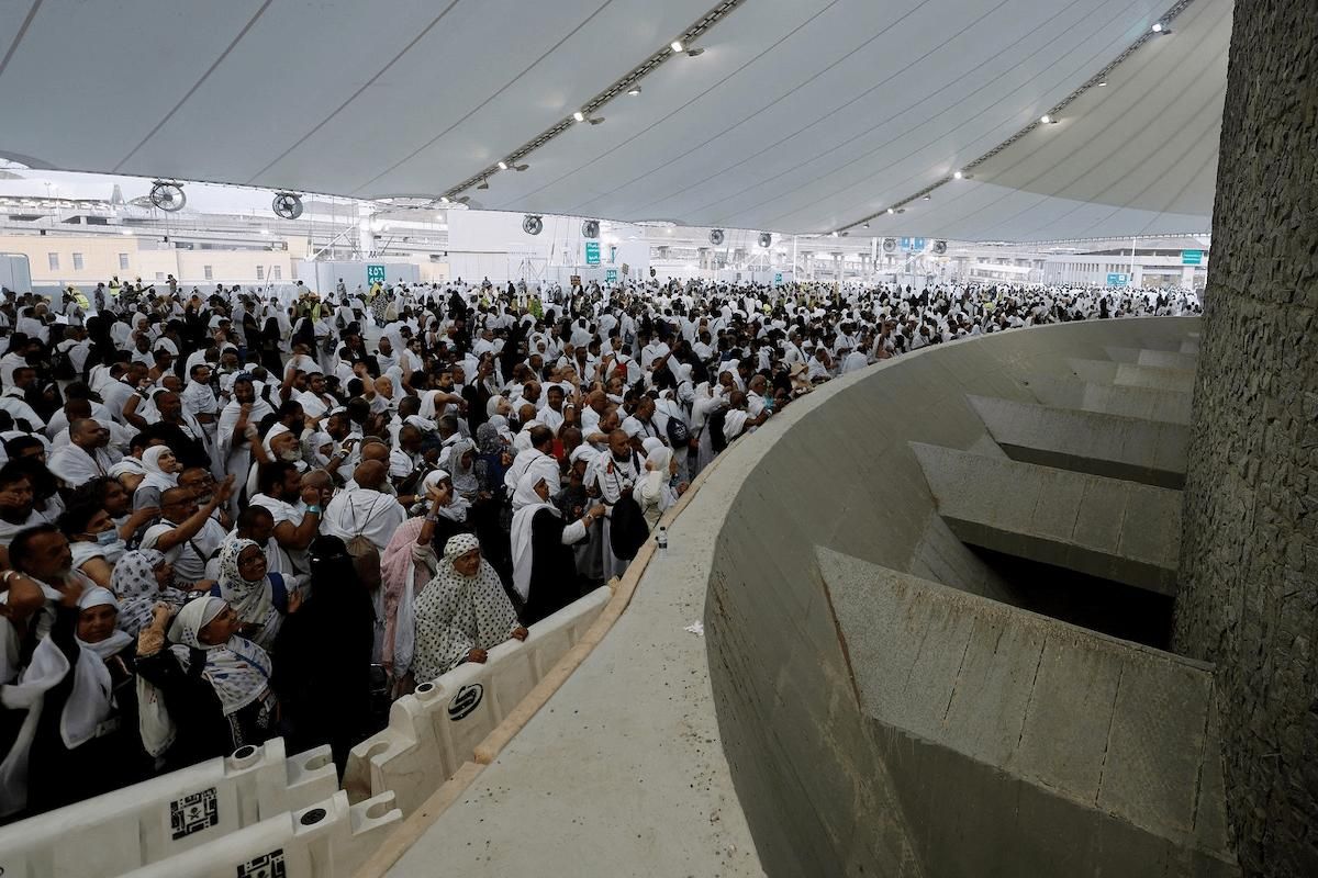 شاهد.. مفتي المملكة يشارك الحجاج في رمي الجمرات من داخل مشعل منى - موقع الخليج الان