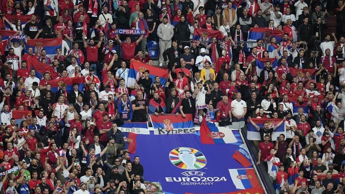 اتهام صربيا بعد رفع جماهيرها لافتة تحمل رسالة استفزازية أمام إنجلترا
