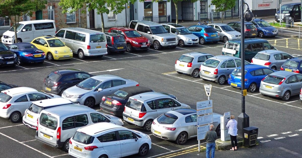 بينها عبوة المياه.. 7 أشياء قد تنفجر إذا تركتها في السيارة