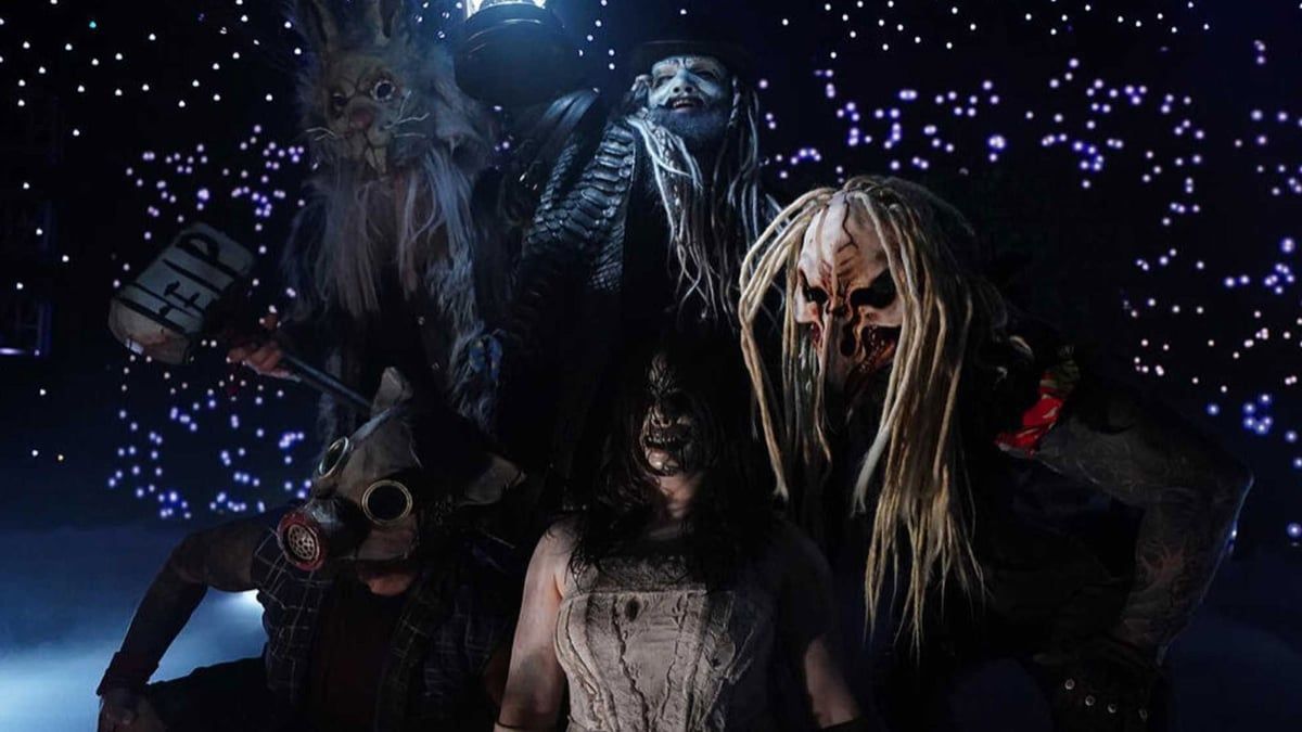 "أنكل هاودي" يدخل الرعب بعودته مع أصدقائه لمنافسات WWE (فيديو)