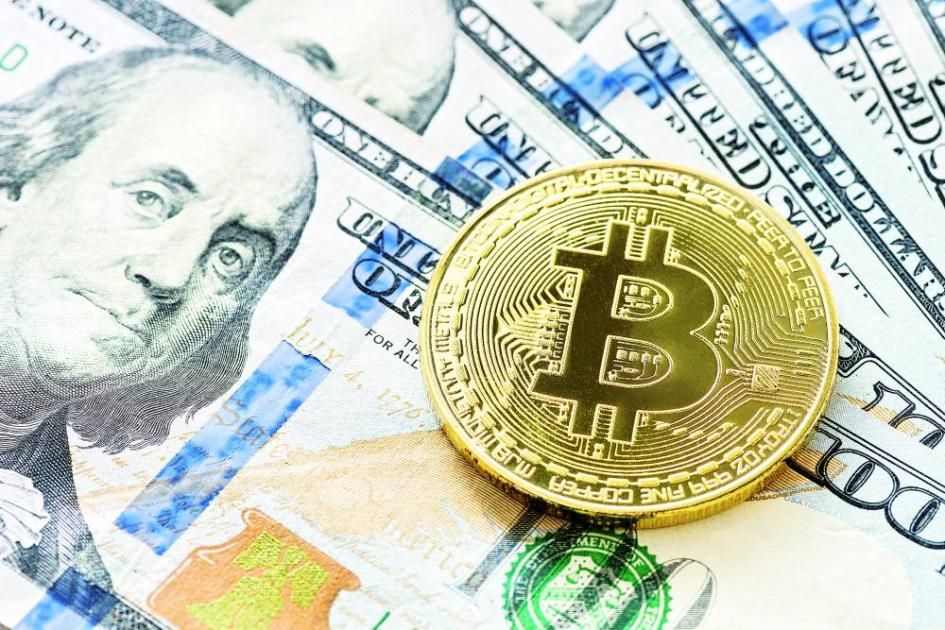 الدولار يصعد مع ترقب الفائدة الأمريكية.. و«البيتكوين» تنخفض 1%