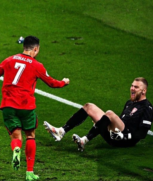 تصرف مثير من رونالدو تجاه حارس التشيك (صورة)