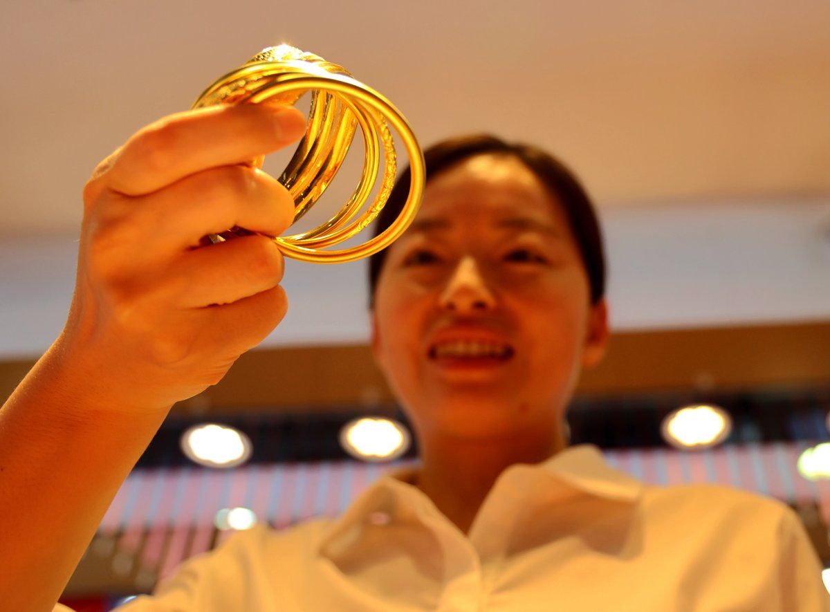 الذهب يصعد بفضل بيانات اقتصادية أمريكية ضعيفة