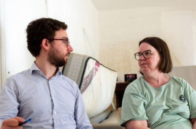 موظفة تقاضي شركتها بعد تلقيها راتباً دون عمل لمدة 20 عاماً