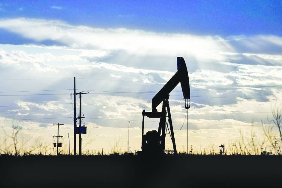 النفط يرتفع مع طغيان الصراعات على أثر زيادة مفاجئة لمخزونات الخام الأمريكية