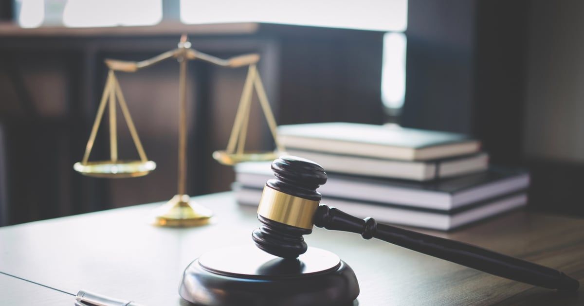 موظفة تقاضي شركتها بعد تلقيها راتباً دون عمل لمدة 20 عاماً