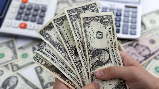 لهذه الأسباب يستمر الدولار في هيمنته على السوق العالمية