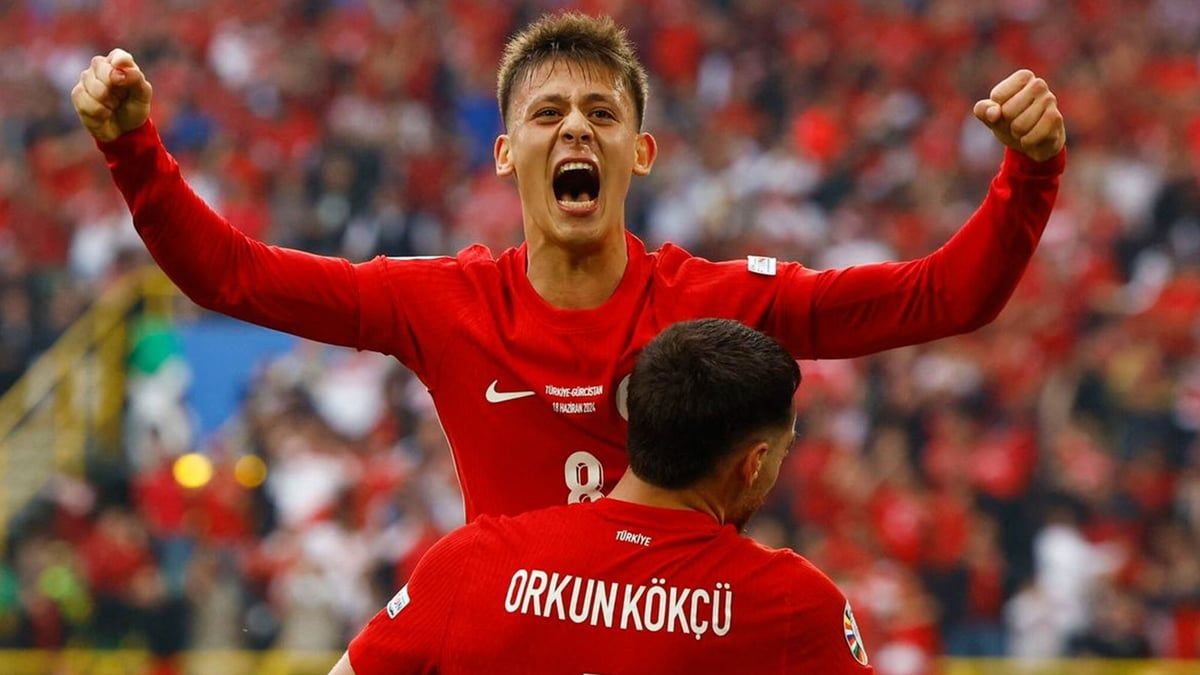 ردة فعل أردا غولر مع معلق تركي انفعل بجنون بهدفه في جورجيا (فيديو)