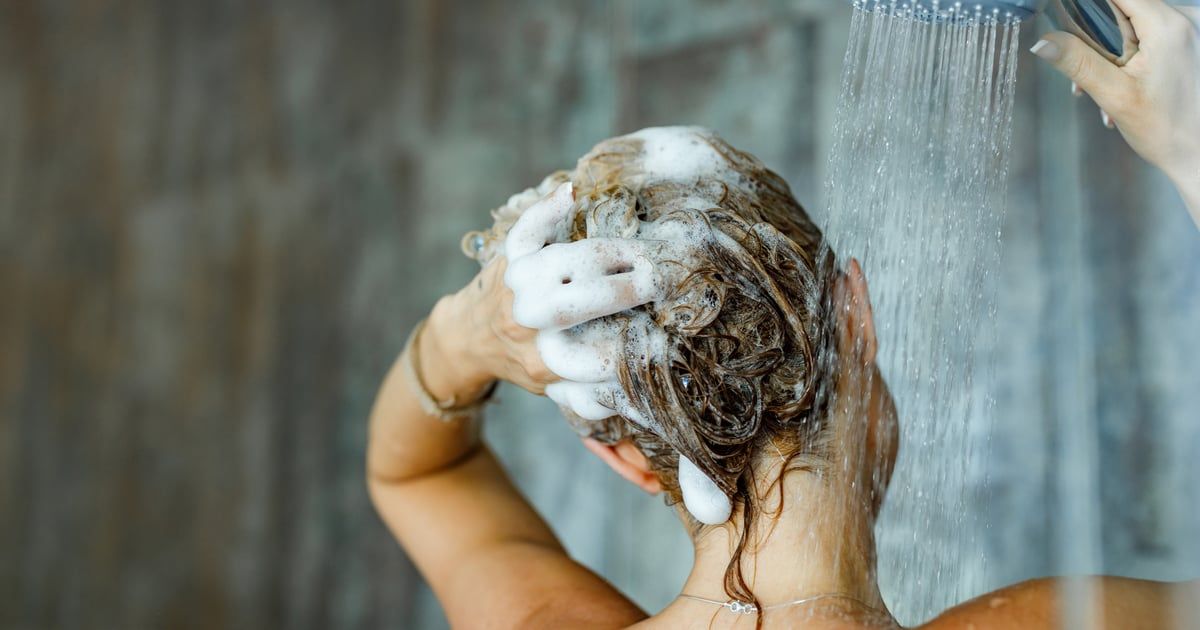 خبيرة تجميل توضح الطريقة الصحيحة لغسل الشعر (فيديو)