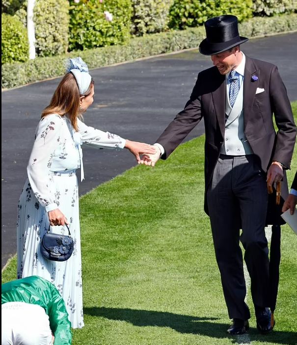 الأمير ويليام ينقذ حماته من التعثر (صور)