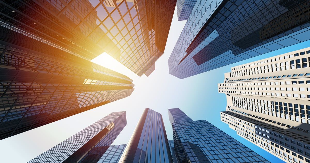 على ارتفاع شاهق.. خاطرت بحياتها من أجل المشاهدات (فيديو)