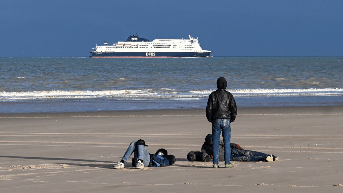 صحيفة: بريطانيا تخشى "فوضى المهاجرين" إذا فاز اليسار الفرنسي