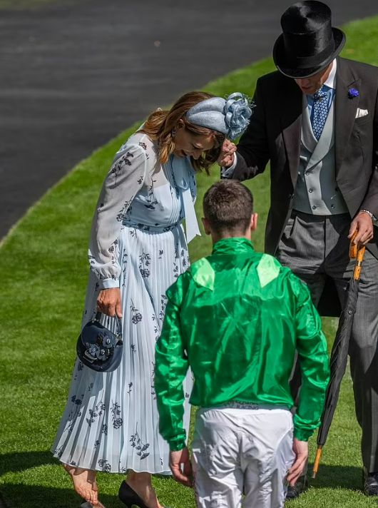 الأمير ويليام ينقذ حماته من التعثر (صور)