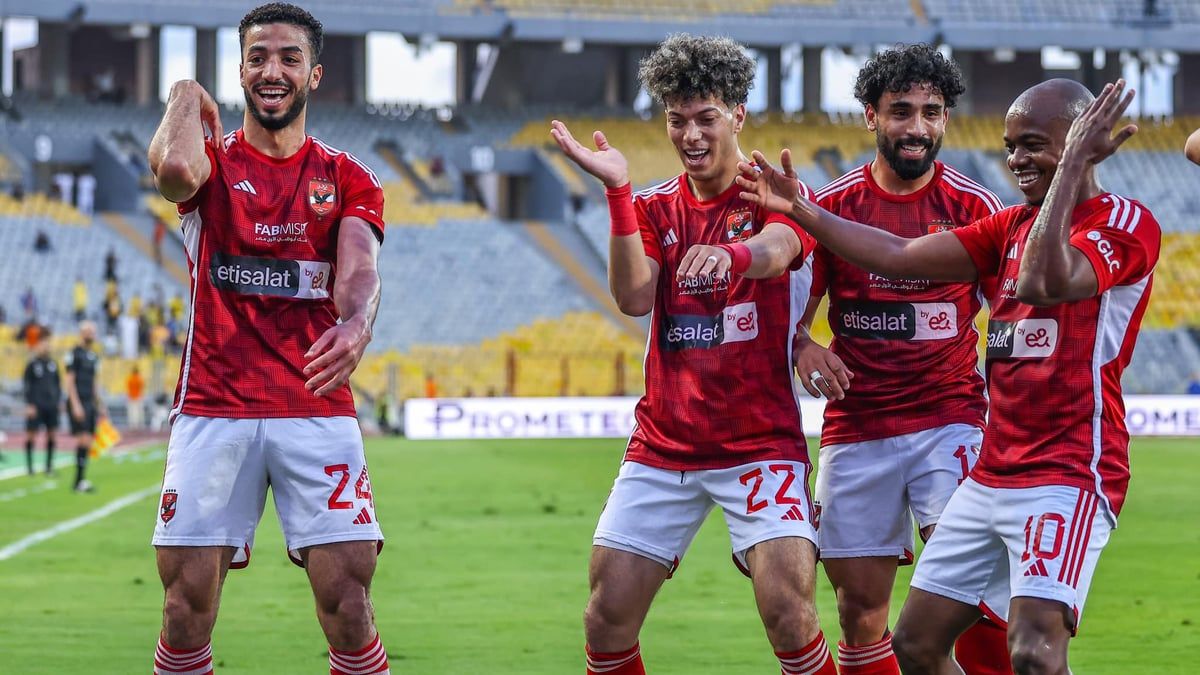 تصرف رائع من لاعبي الأهلي المصري تجاه أسرتي المشجعتين المتوفاتين