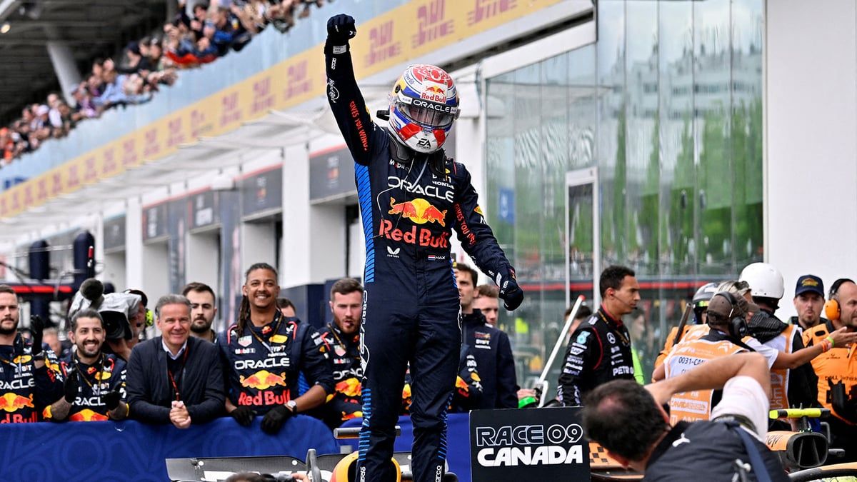 سر سعادة فرستابن قبل انطلاق جائزة إسبانيا الكبرى لسباقات "فورمولا 1"