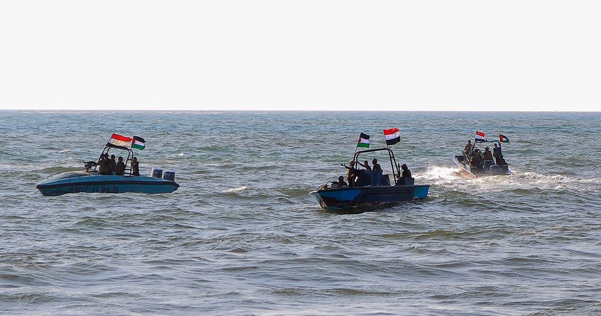 الحكومة اليمنية تدين إطلاق الحوثيين الصواريخ من المناطق السكنية