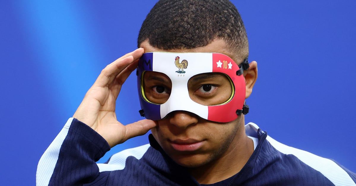 يحمل اسمه وصورة الديك.. مبابي يرتدي قناعا لافتا في التدريبات (فيديو وصور)