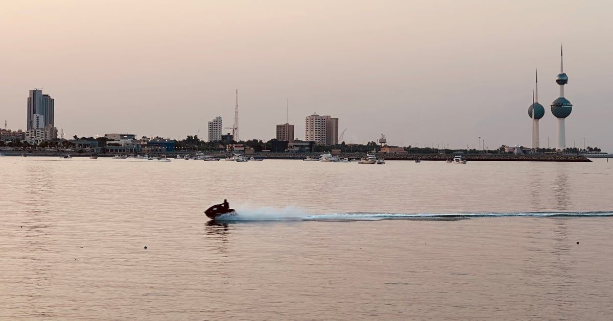 الأمن الكويتي يضبط شابين بسبب تزلج خطِر على البحر (فيديو)