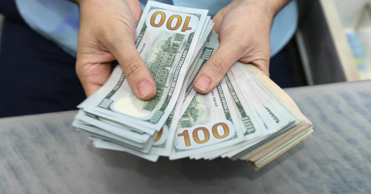 الدولار يرتفع.. وتباين مواقف البنوك المركزية بشأن الفائدة