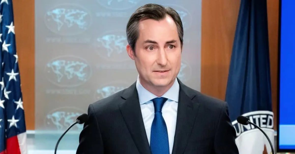 "صرصور" يُربك المتحدث باسم الخارجية الأمريكية ويقطع مؤتمره (فيديو)