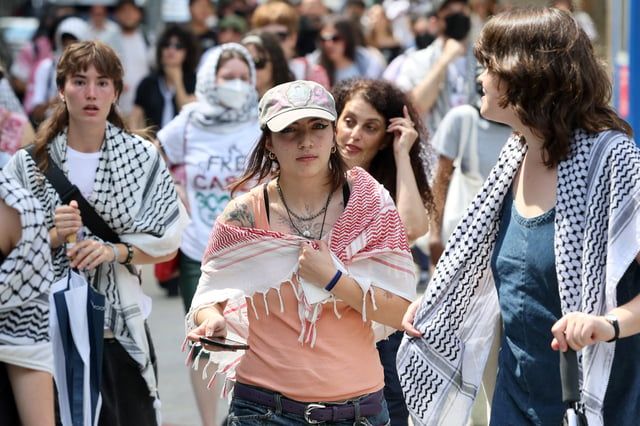 تظاهروا دعماً لفلسطين.. إسقاط التهم عن طلاب من جامعة كولومبيا (صور)