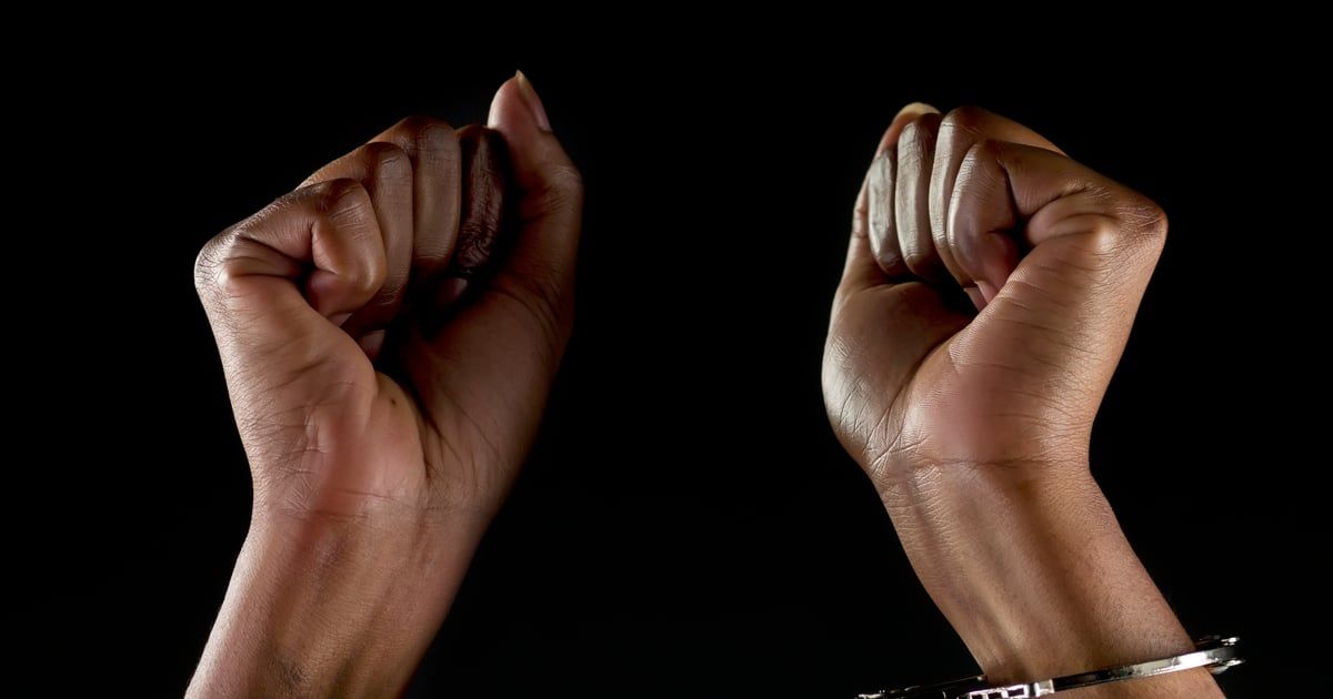 تخفّى بنقاب نسائي.. القبض على خاطف أطفال في العراق