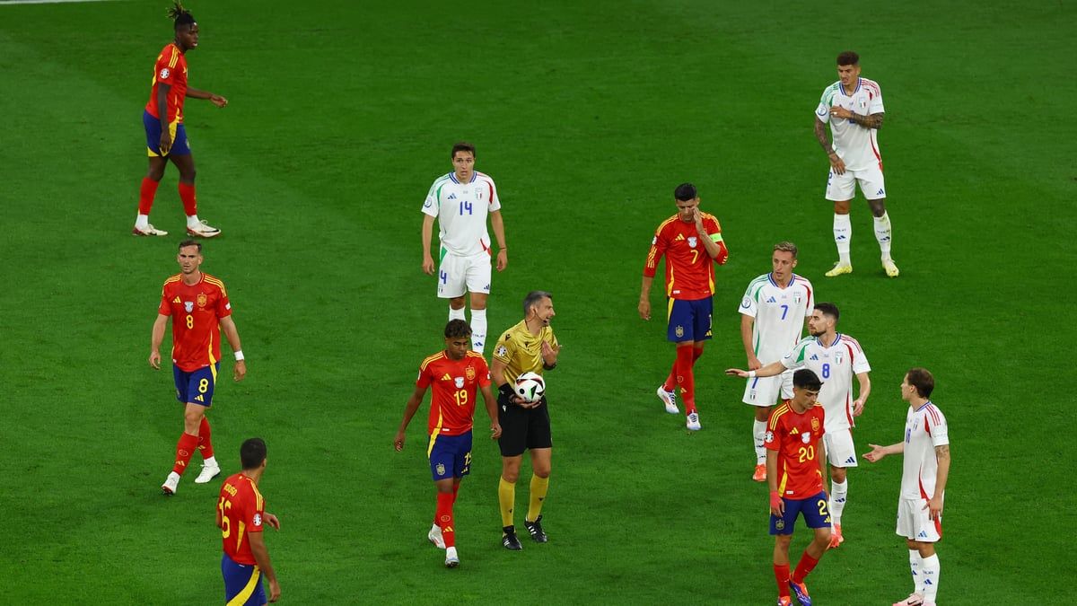 مدرب إيطاليا ينفعل على نجم الفريق بعد أدائه أمام إسبانيا