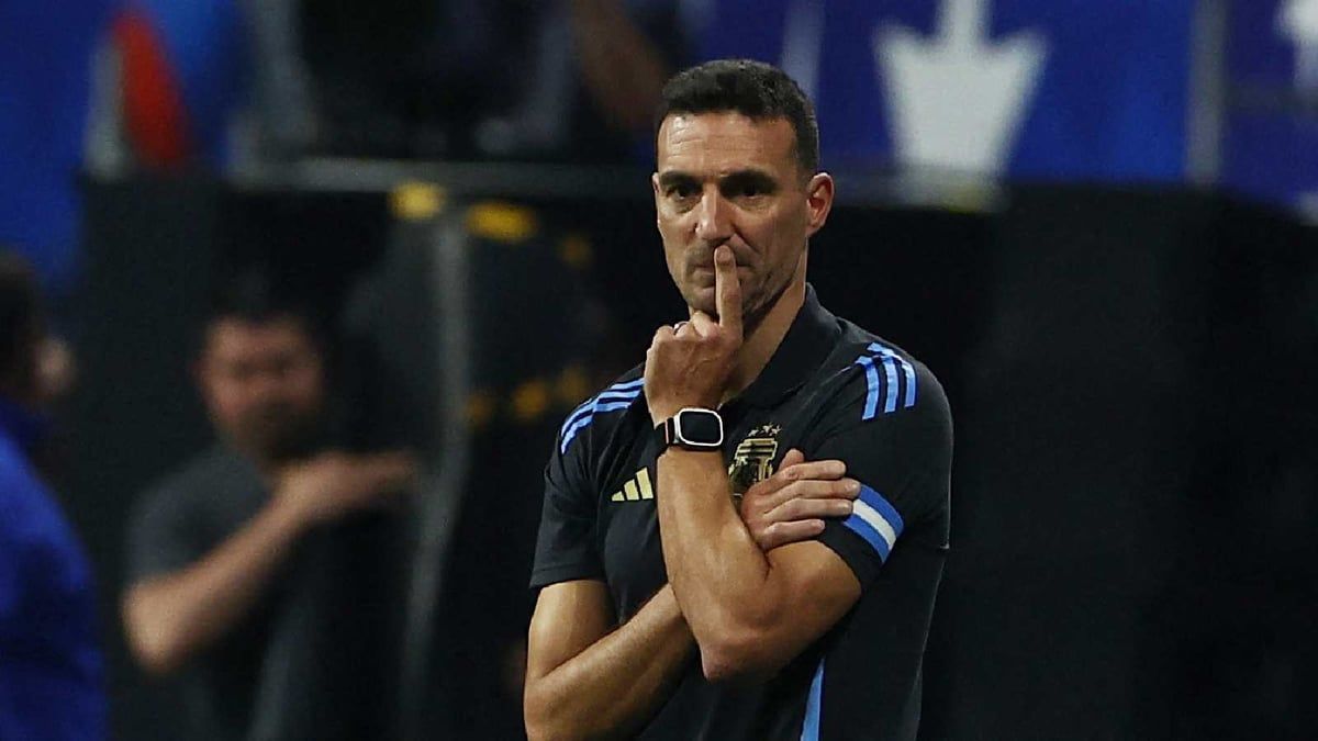 مدرب الأرجنتين يتذكر صدمة السعودية.. ويفسر قراره بشأن مارتينيز