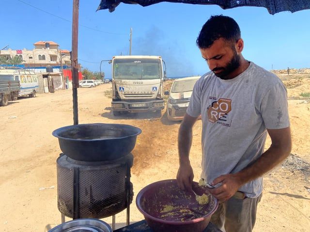 "الحرب حوّلت أحلامنا لرماد".. مهندس ديكور في غزة يبيع الفلافل (صور)
