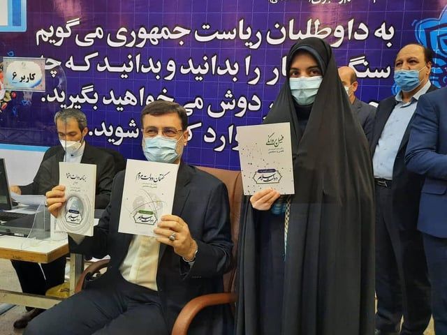 كل فتاة بأبيها معجبة.. دور بارز لبنات مرشحي رئاسة إيران في حشد الأصوات