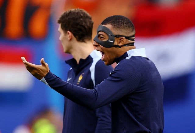 مبابي يثور على ديشامب وسيناريو إنريكي يظهر من جديد (فيديو وصور)