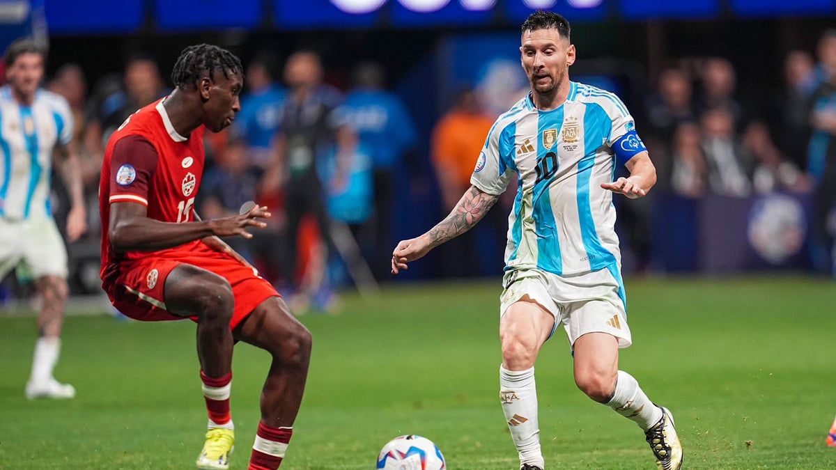 التحقيق في إساءة عنصرية للاعب منتخب كندا بسبب ميسي