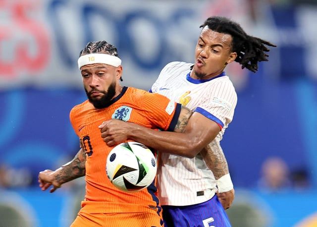 نجم هولندا يكشف سرّا مثيرا حول سبب وضع رباط أبيض على الرأس (صور)