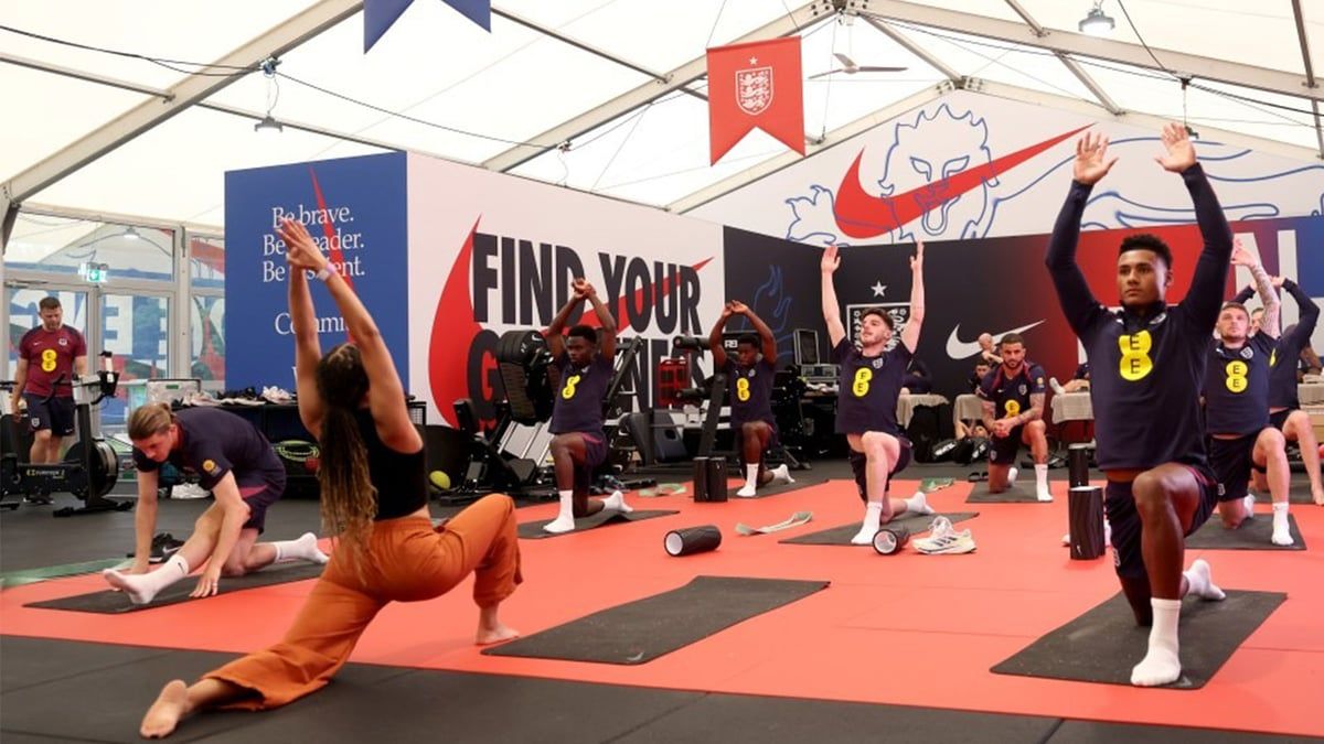 من هي ريبيكا التي استعان بها منتخب إنجلترا قبل مواجهة سلوفينيا؟