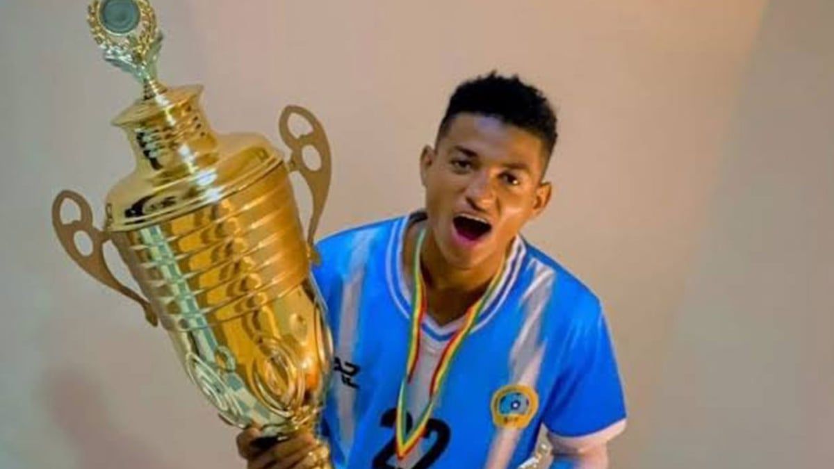 عمره 17 عامًا.. نجم الكرة الصومالية يعتزل بشكل مفاجئ بسبب الزواج