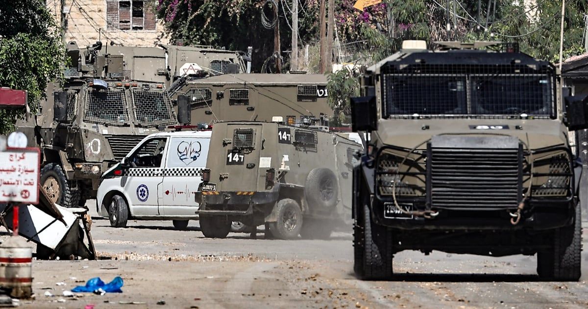 قيدوه بمركبة.. الجيش الإسرائيلي يعترف بالتنكيل بجريح فلسطيني