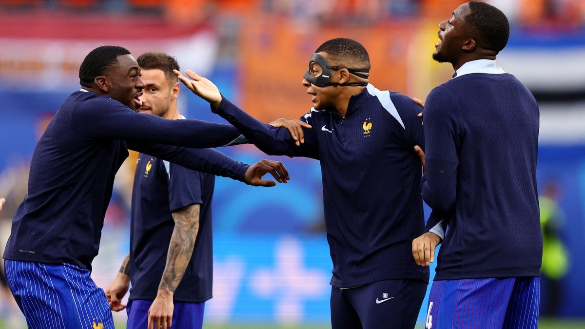 ألقى قناعه.. احتفال مثير لمبابي خلال تدريبات منتخب فرنسا (فيديو)